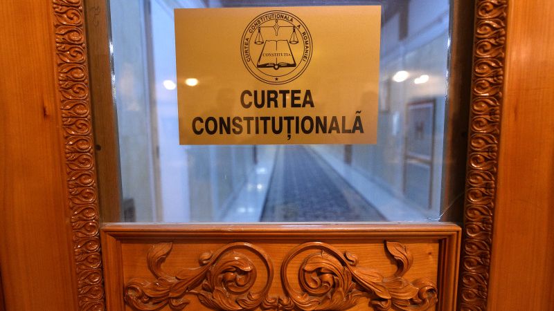 CCR a amanat, pentru a treia oara, sesizarile depuse de opozitie si de presedintele Iohannis impotriva modificarilor aduse Codurilor Penale