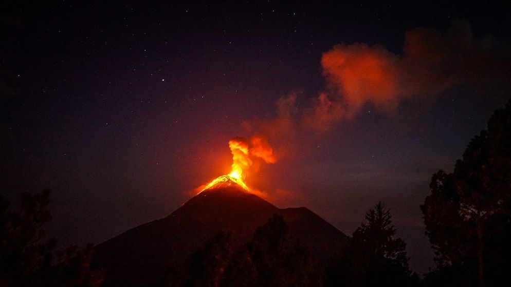 Sute de indonezieni şi-au părăsit locuinţele după ce un vulcan de pe insula Java a expulzat gaze fierbinţi