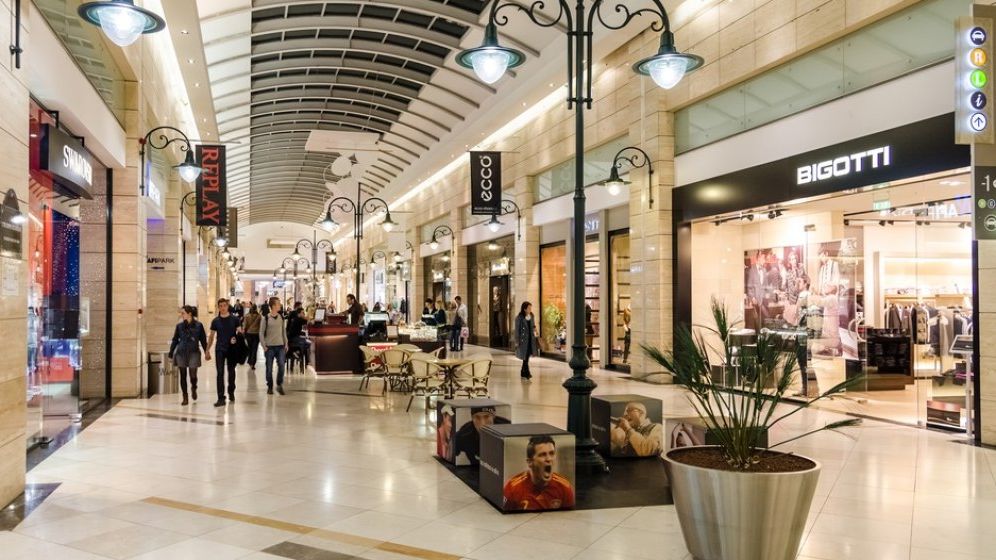 Un milion de români merg, în medie, la mall în fiecare zi. Firmă comunicare: "Mersul la mall, un comportament social la noi în ţară"