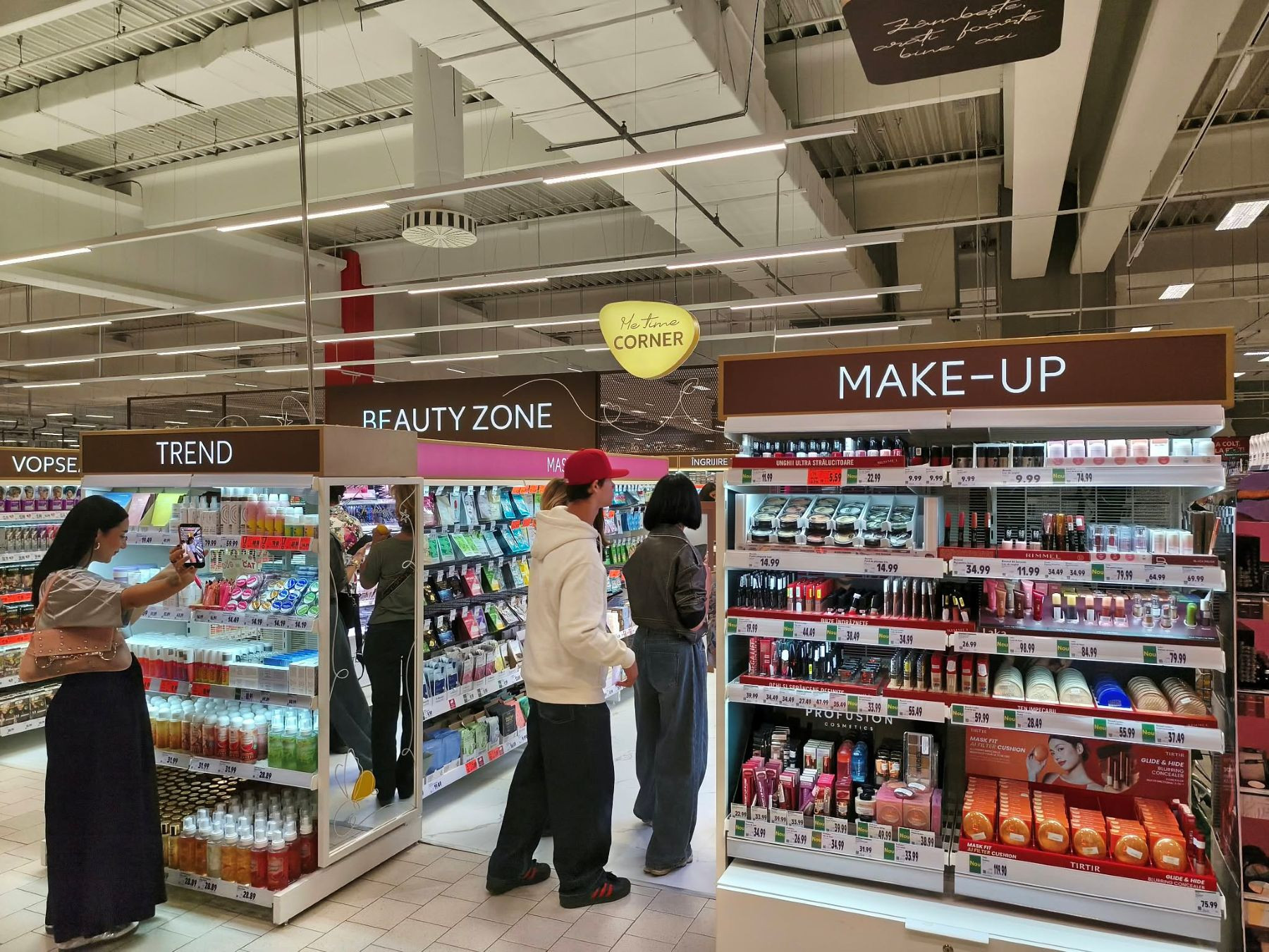 EXCLUSIV Manichiură și make-up direct în magazin. Kaufland testează conceptul o lună, dar are planuri mai mari