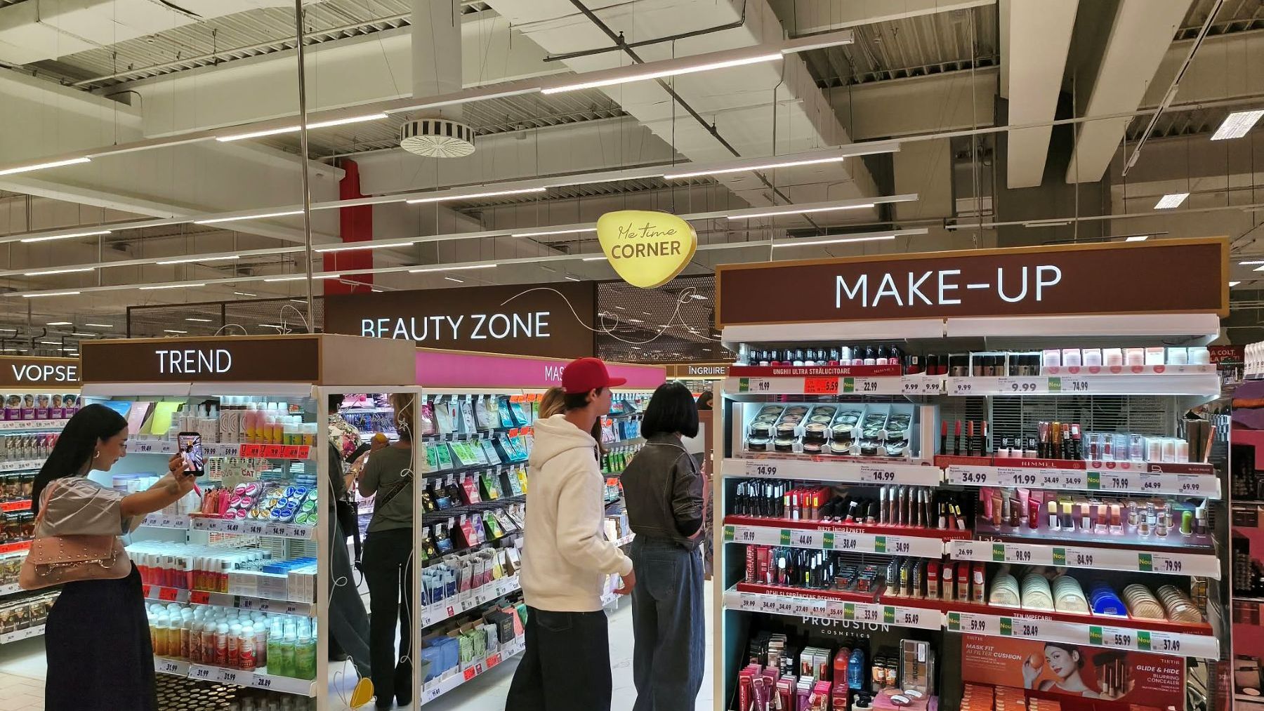 EXCLUSIV Manichiură și make-up direct în magazin. Kaufland testează conceptul o lună, dar are planuri mai mari
