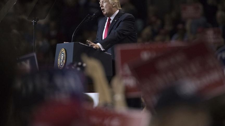 Donald Trump a coborat 100 de pozitii in topul Forbes