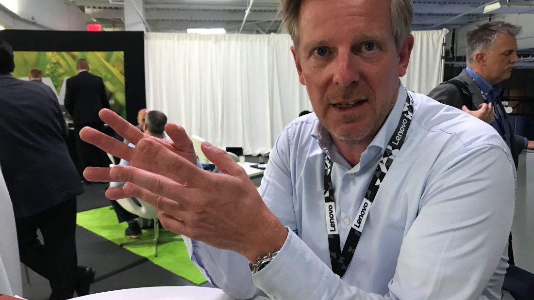 Dublu interviu Lenovo: Despre paradoxul tehnologiei si umanul din spate