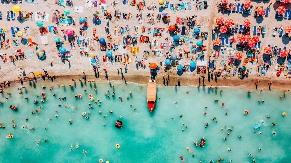 N-avem bani de vacanțe, dar plajele duduie de turiști. Cum e posibil?