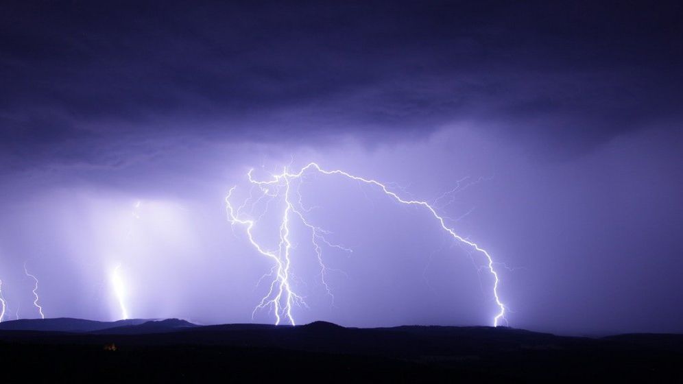 Avertisment ANM: Averse torențiale, vijelie și grindină în 16 județe din țară