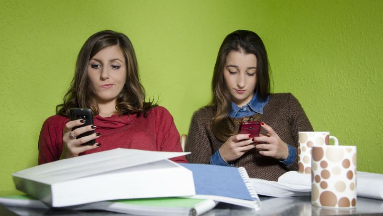 Cati romani pleaca din casa FARA smartphone la ei?