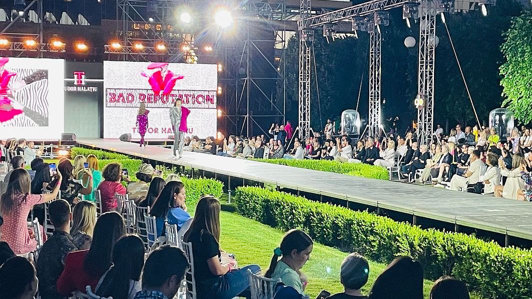 Cinci refugiate din Ucraina defilează pe catwalk-ul Romanian Fashion Week