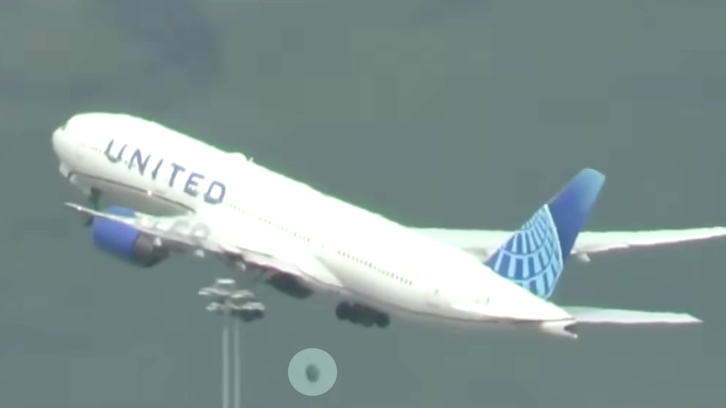 VIDEO | Încă o problemă la Boeing. Un avion a rămas fără o roată în momentul decolării