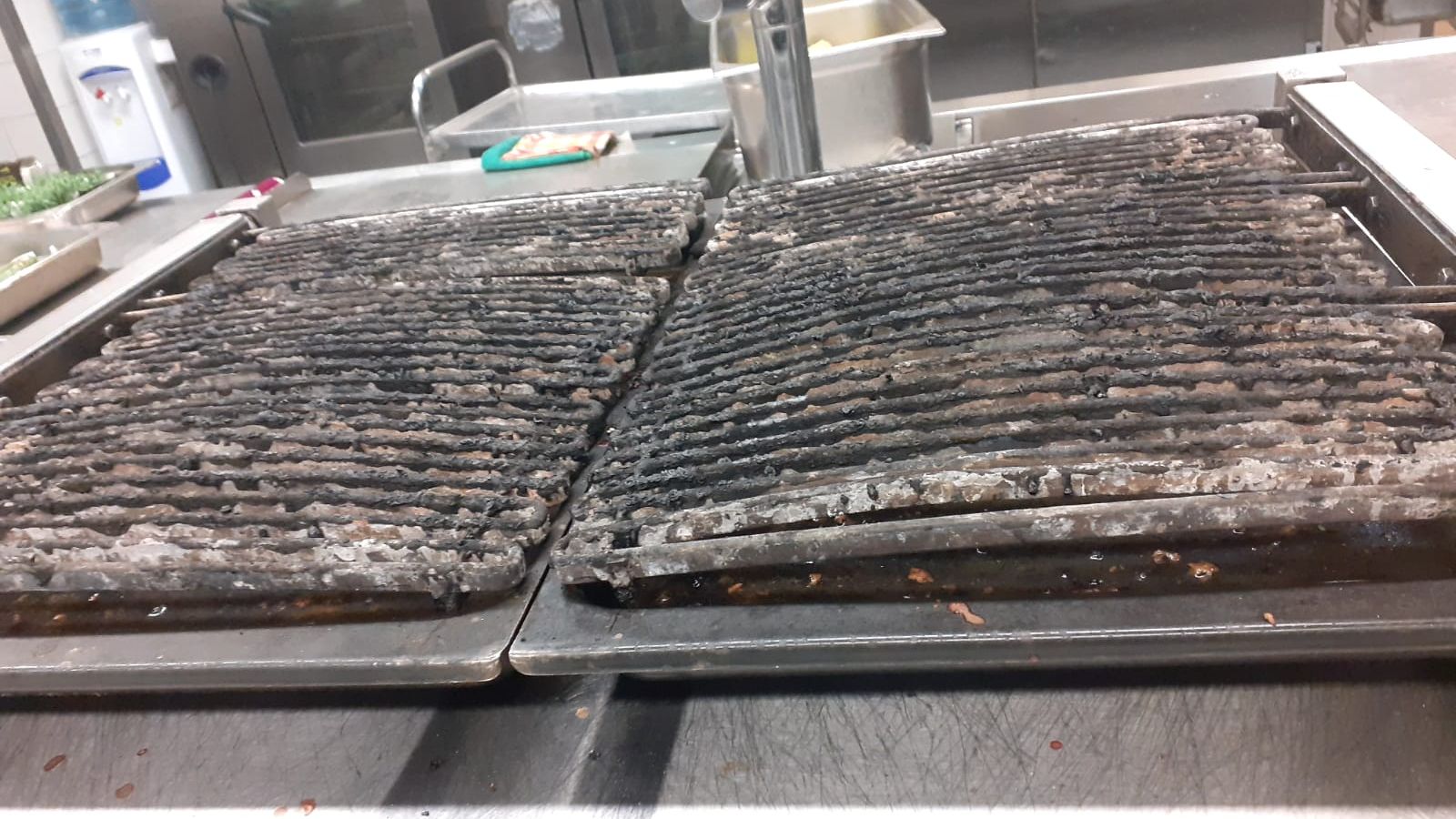 FOTO | ”Hotelul celor 5 stele căzătoare”: ANPC, în vizită la Radisson. Amenzi de 33.000 de lei și 11 camere închise