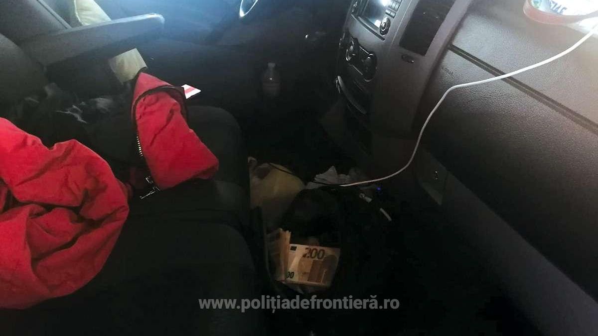 Șofer ucrainean, prins la frontieră cu aproape 320.000 de euro într-o geantă. Ce explicație a dat