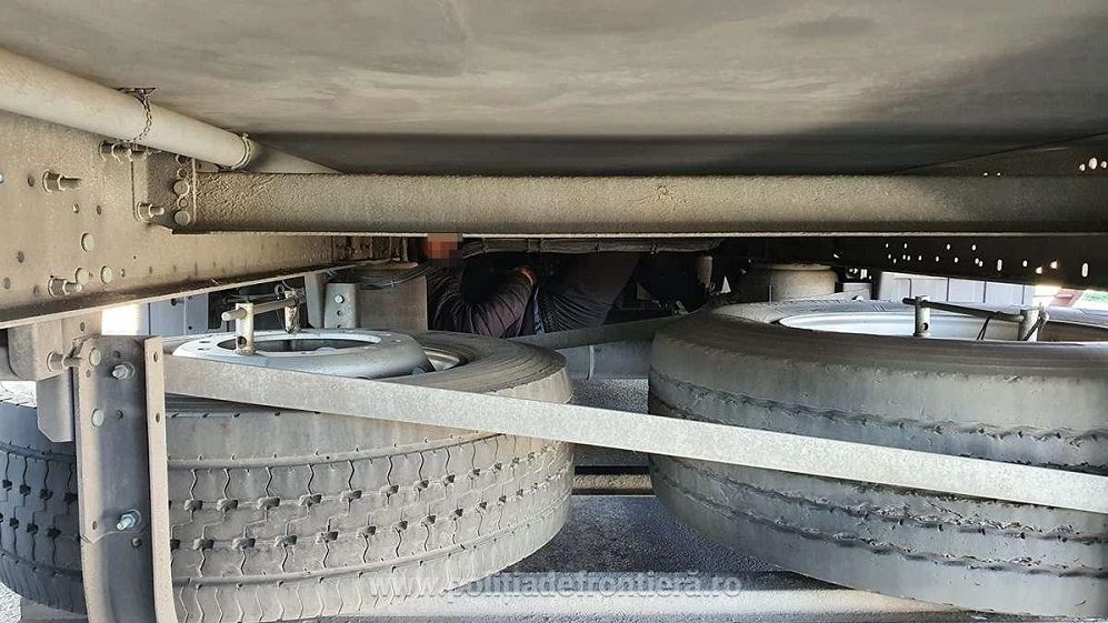 Doi cetățeni străini, ascunşi în portbagaj și deasupra roții de rezervă. Încercau să treacă ilegal de Vama Nădlac