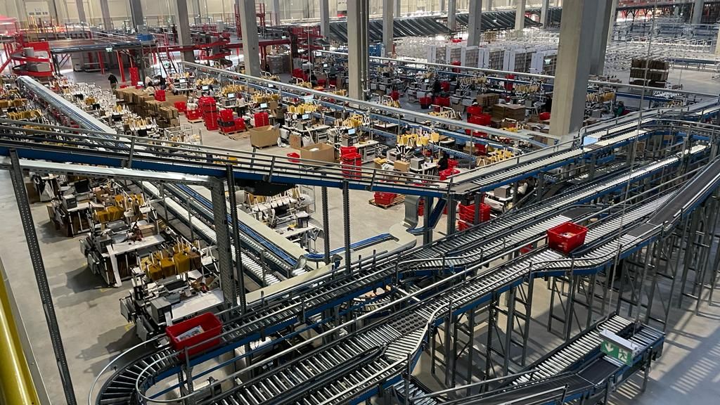eMAG aduce roboți pentru a lua marfa de pe rafturi în noul depozit de la Joița: investiții de 990 de mil. de lei în logistică pentru următorii 3 ani