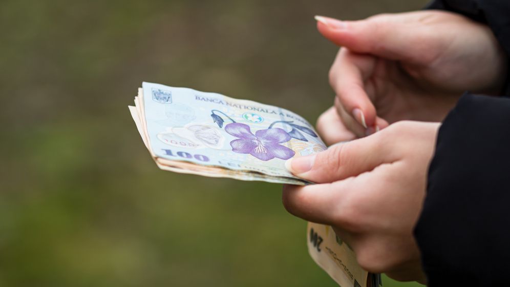 Finanțe: Mărirea salariului minim cu 200 de lei de către firme nu va fi impozitată. Ce efect va avea