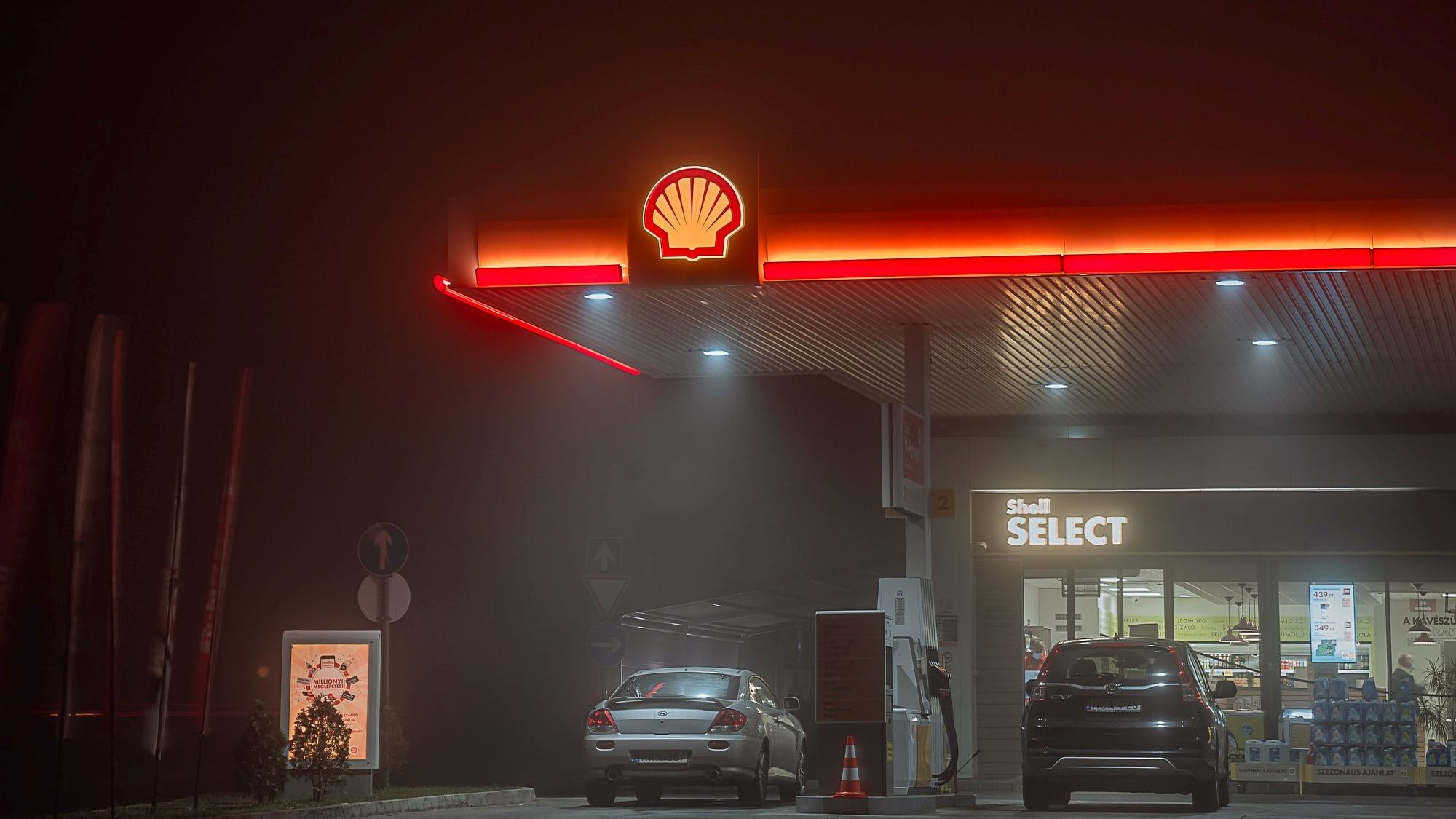 Ungaria va vinde carburanți la preț plafonat doar mașinilor cu numere maghiare. ”Străinii profită”