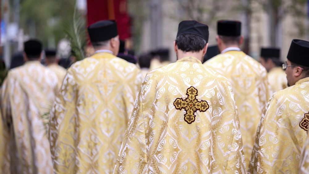 Studiu: Românii au ajuns să aibă mai mare încredere în companiile private decât în Biserică