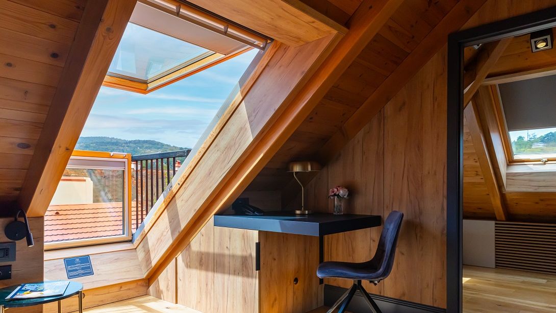 Schuster Boarding House: O bijuterie arhitecturală la poalele Tâmpei, pusă în valoare de ferestrele și balcoanele de mansardă VELUX