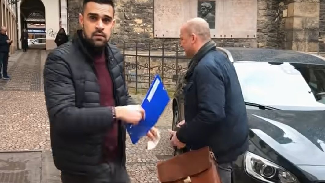 Escroci români, demascați la Praga. Pretindeau că sunt surzi și că strâng bani pentru copiii cu dizabilități