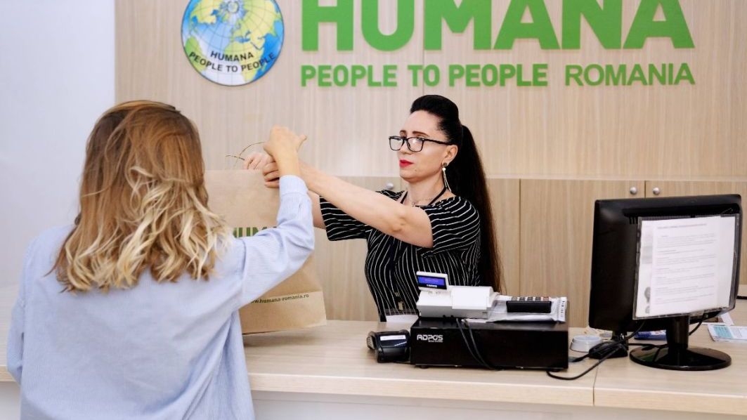 Humana sprijină proiecte umanitare și de sustenabilitate prin sortarea și comercializarea hainelor second-hand
