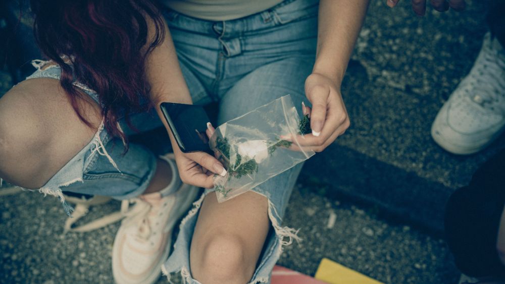 Propunere în București: Elevii să fie testați cu aparat antidrog la școală. Părinții și elevii majori vor răspunde la un chestionar în care vor fi întrebați dacă vor asta