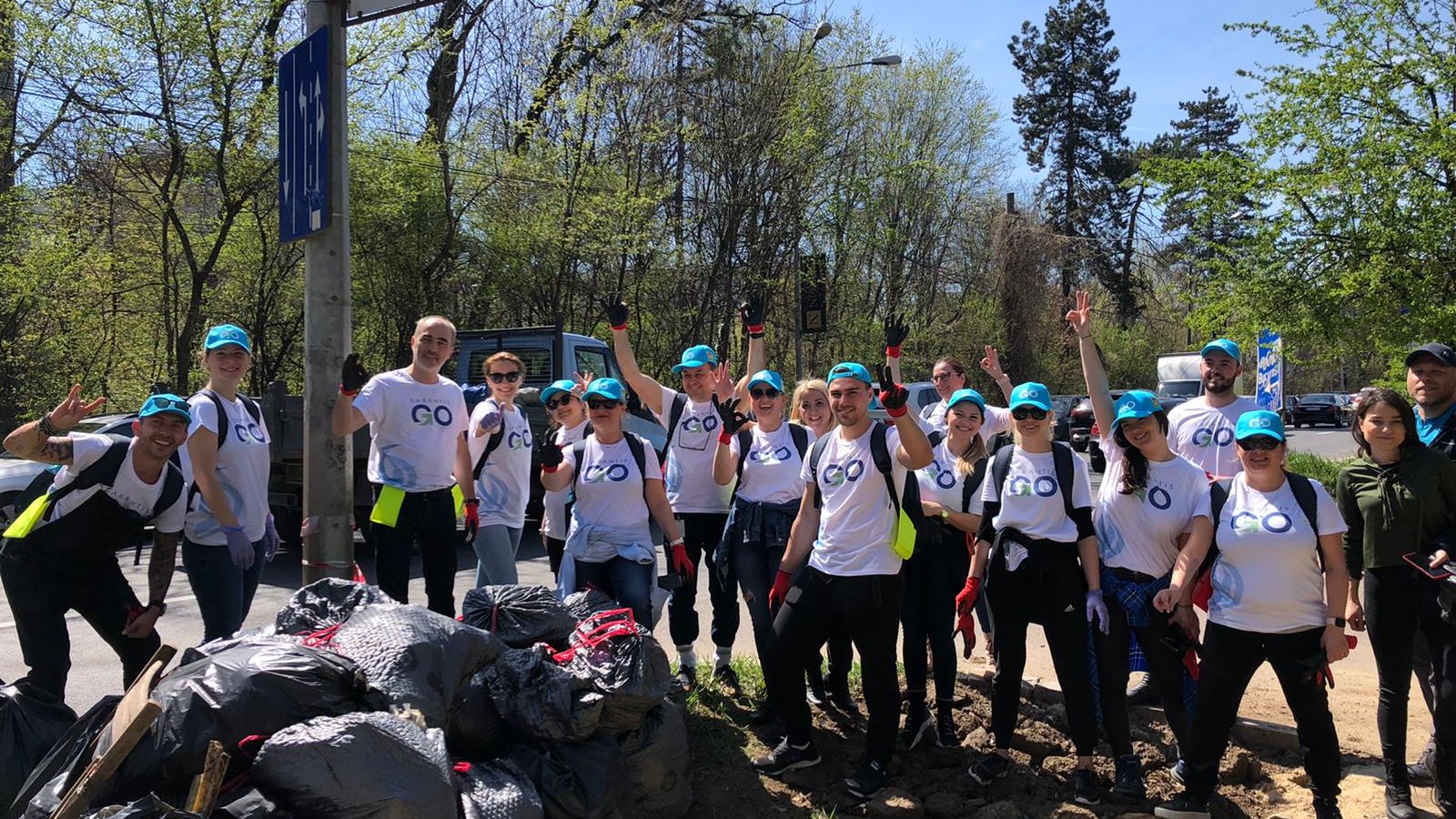 Peste 100 de saci menajeri cu deșeuri au fost colectați vineri, din nordul Capitalei - o inițiativă Sarantis România 