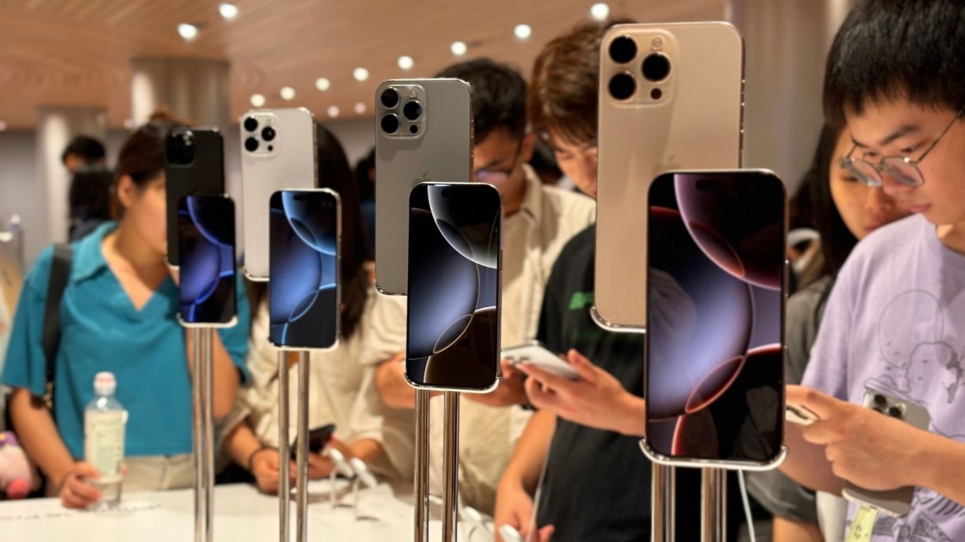 Lansare în forță pentru iPhone 17 în China. Pe bursă, Apple decolează, iar analiștii spun că „e la mintea cocoșului” să-ți cumperi noul iPhone