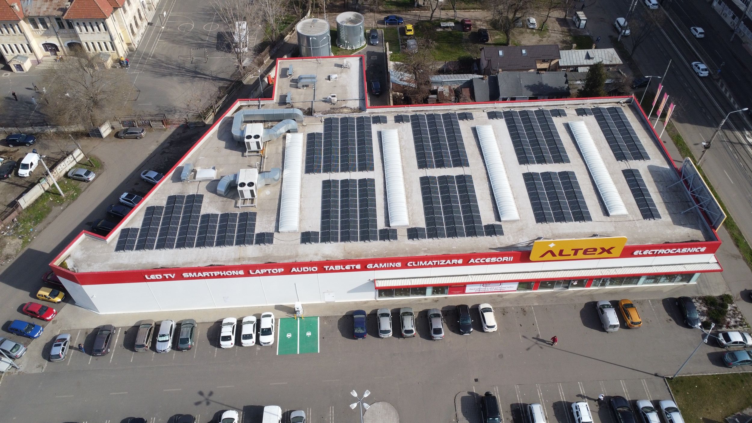 Investiție Altex de 1,2 milioane de euro în mii de panouri fotovoltaice montate pe spațiile comerciale