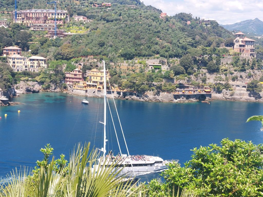 Vizită în Portofino: cum îți poți "žgăsi dragostea" pentru Riviera Italiană în orașul iu - Imagine 2