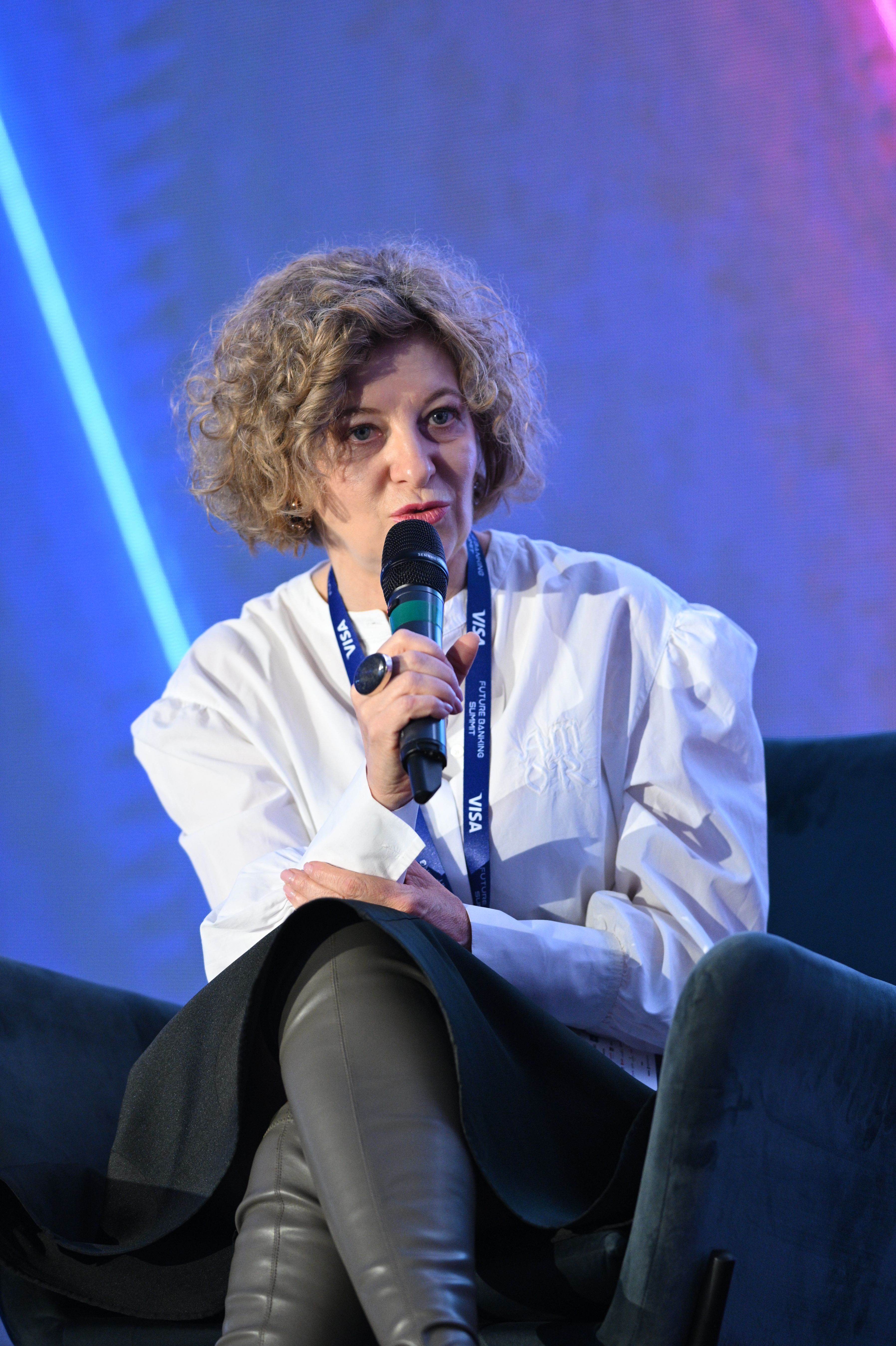Oana Gheorghiu, despre România dincolo de proceduri și birocrație: Am plângere la DNA pentru că am trimis emailuri. Performanța la stat nu este stimulată - Poza 4
