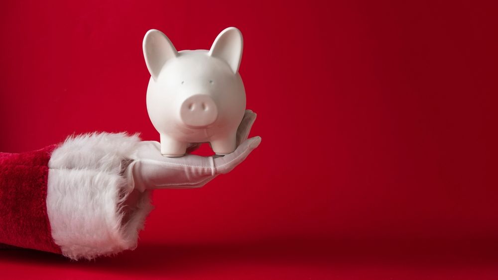 Românii îi cer moșului măriri de salariu, taxe mai mici și să își plătească creditele mai repede