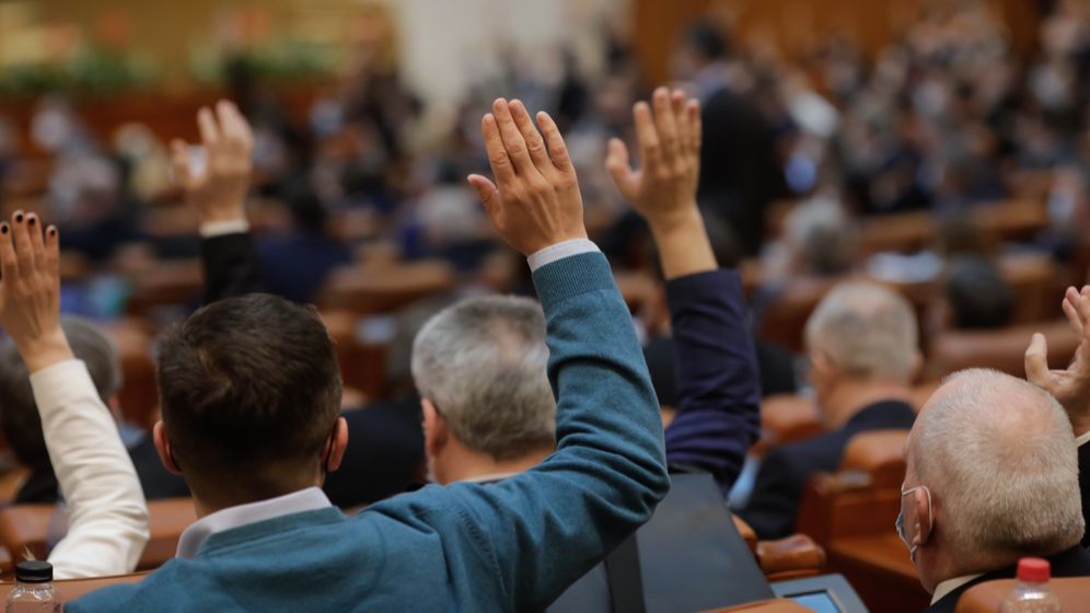 Sondaj: cei mai mulți români vor un lider autoritar, iar 47% cred într-un guvern mondial secret. Ce părere au despre Rusia și Putin