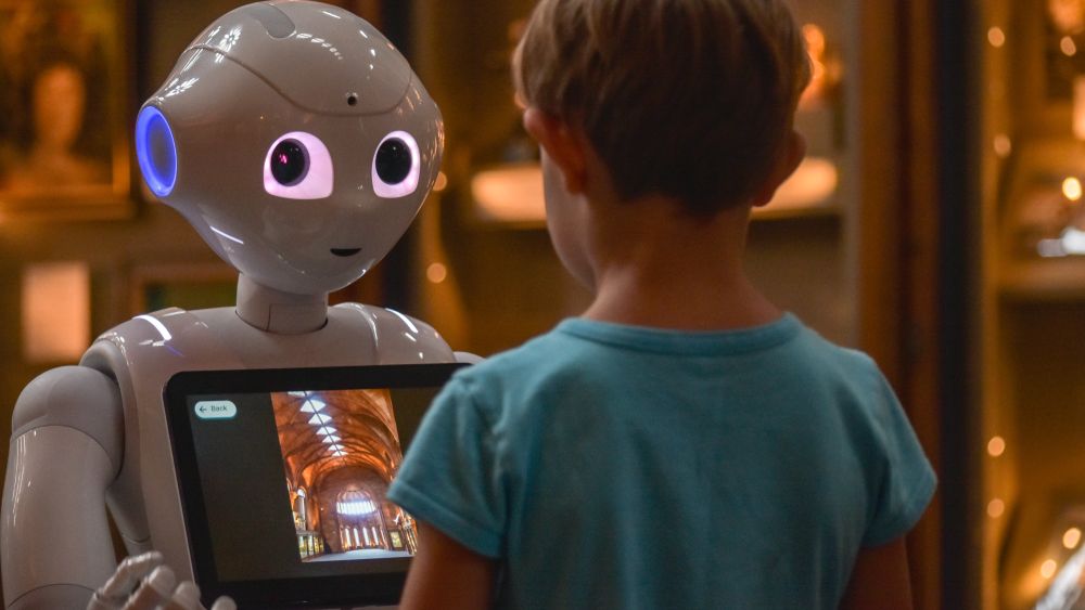 Muzeul Satului și-a angajat robot pe post de ghid: acesta va conduce vizitatorii în Casa de romi
