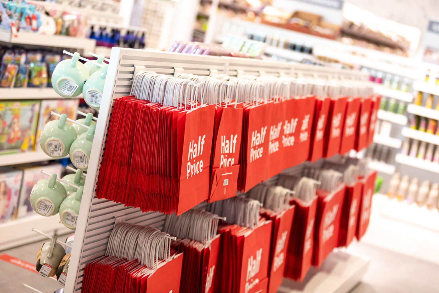 HalfPrice deschide al doilea magazin din București. Ce surpriză au primii 1.000 de clienți