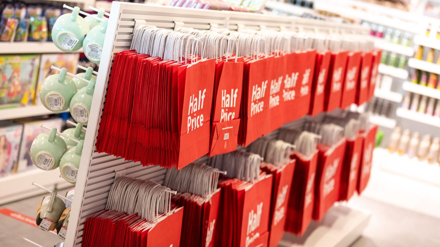 HalfPrice deschide al doilea magazin din București. Ce surpriză au primii 1.000 de clienți