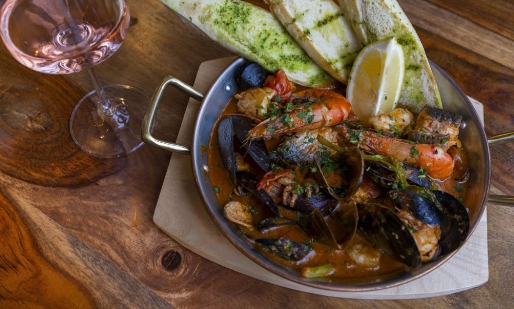 Cunoscutul restaurant Golful pescarilor le pregătește o surpriză celor care vin pe litoral. Nivel - Imagine 2