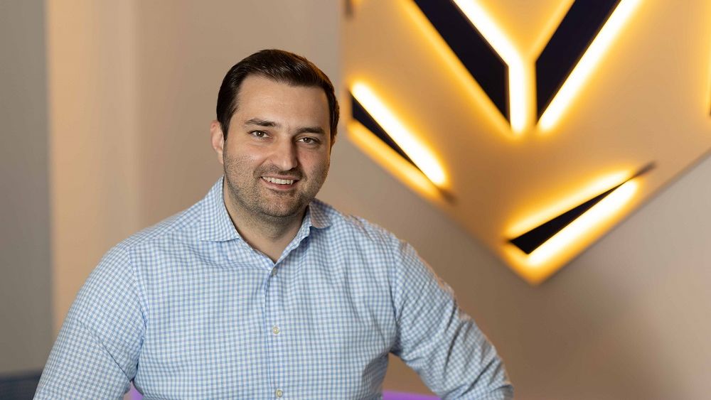 Afacerile Viitorului | Inovație în educație: Saro, antrenoarea cu inteligență artificială care te împinge de la spate să înveți dacă ești elev sau student