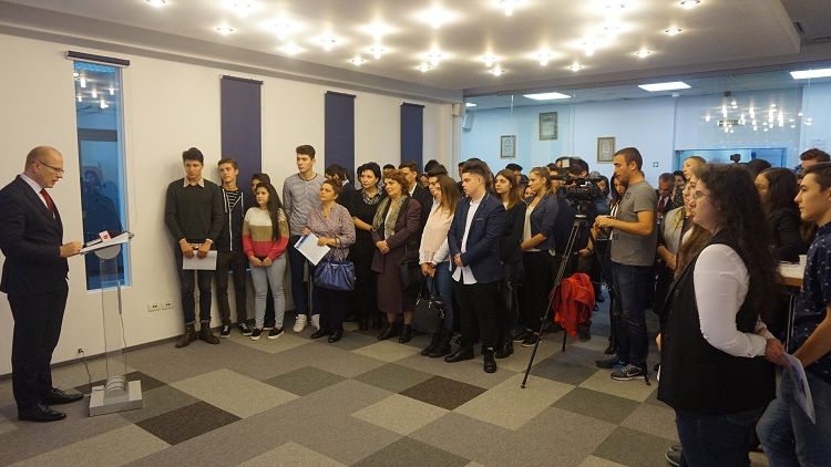 Bursa vrea sa-i invete pe elevi sa investeasca si relanseaza un manual scolar