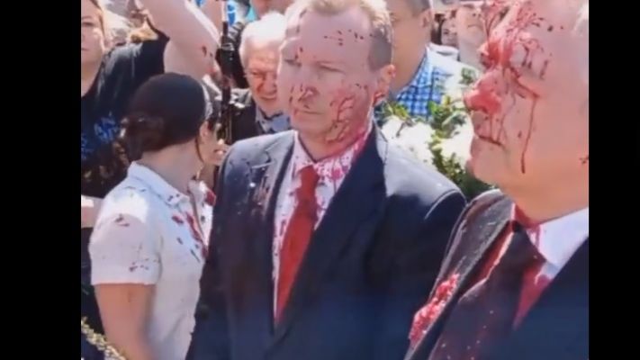 VIDEO | Ambasadorul rus a fost stropit cu o substanță roșie, la o ceremonie din Polonia