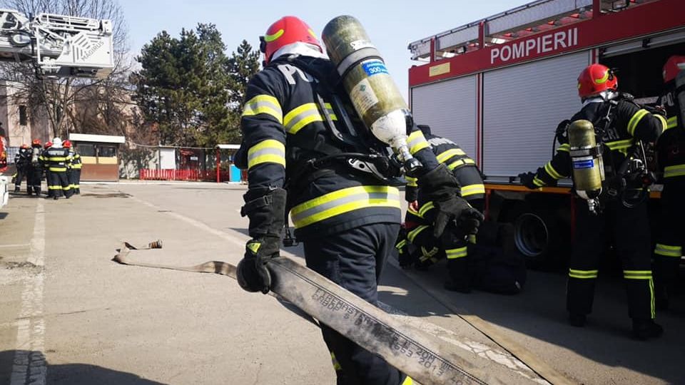 Incendiu pe A1 București-Pitești. O cisternă cu 30 de tone de motorină a luat foc