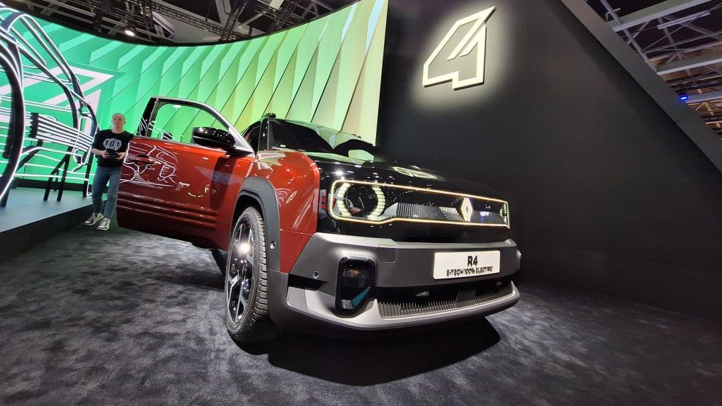 Renault dă drumul comenzilor lui R4 electric în România. Cât costă cea mai ieftină versiune
