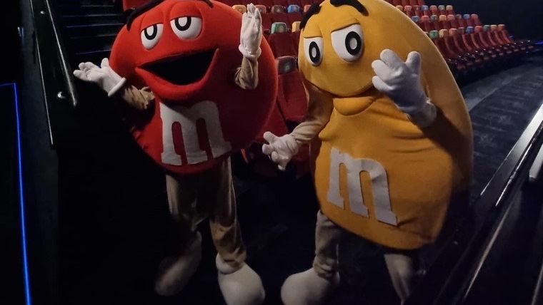 [FOTO] O sală de cinema românească a fost ”îmbrăcată” în M&M’s