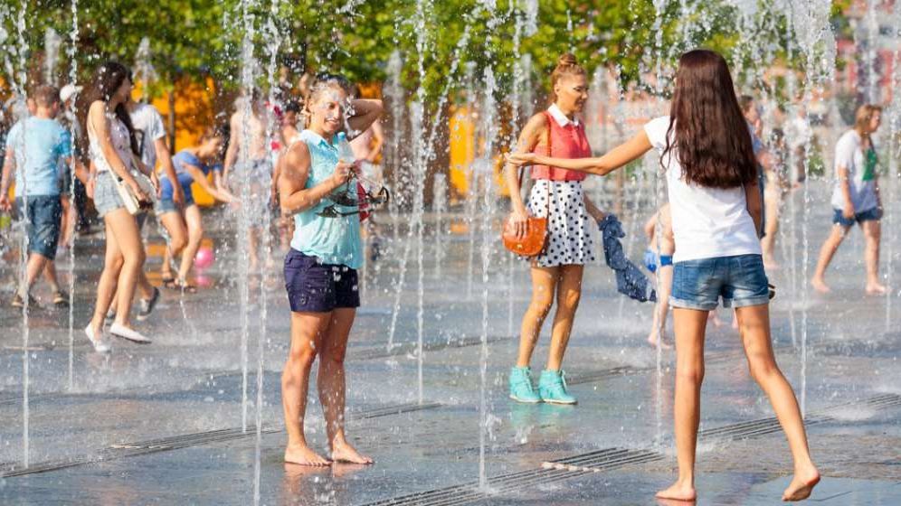 Care sunt semnele deshidratării și ce putem face să o evităm. O nutriționistă ne explică ce este recomandat pe timp de caniculă extremă