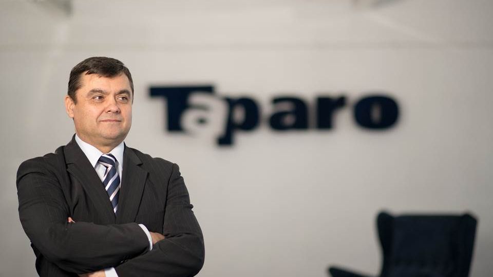 Taparo, fabrica de mobilă din Maramureș crește capacitatea de producție a echipamentelor de protecție pentru medici