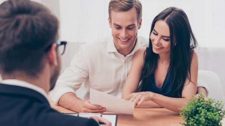 Romanii si moldovenii, frati si cand vine vorba de imprumuturi. Pentru ce fac credite vecinii de peste Prut