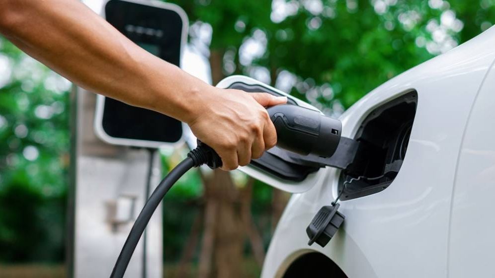 Analiză: Lipsa și plasarea greșită a stațiilor de încărcare pentru mașini electrice, o problemă serioasă