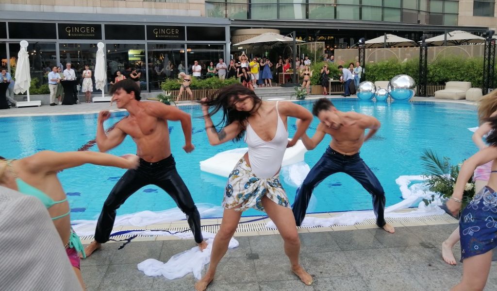 FOTO | Radisson Blu s-a reinventat: terasa cu piscină a devenit plajă urbană. Cum arată Nami Bea - Imagine 3