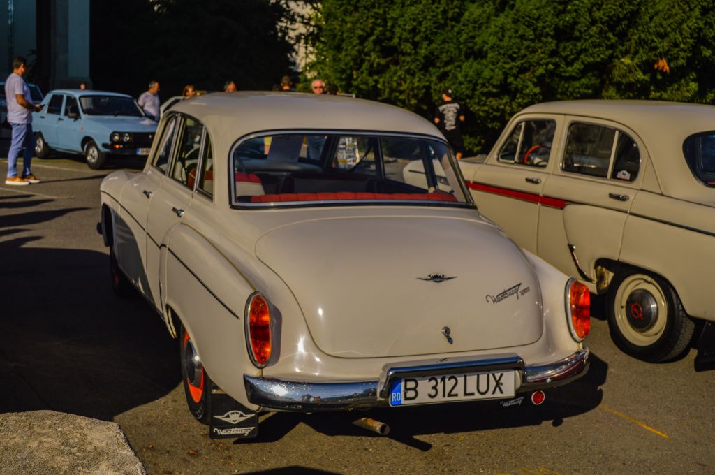 GALERIE FOTO | Mașinile comunismului au făcut baie de mulțime la Operă - Imagine 25