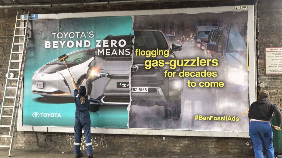 Activiștii de mediu împânzesc Europa cu reclame parodice care critică marii producători auto