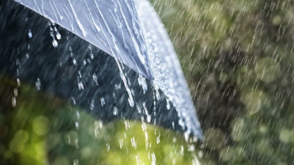 Alerte ANM de vânt și ploi puternice. Vremea rea a luat cu asalt jumătate de țară