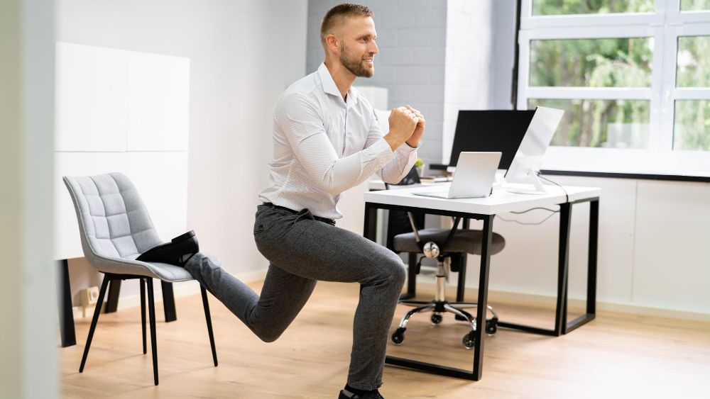 4 exerciții rapide pentru birou: rămâi activ chiar și când lucrezi de acasă