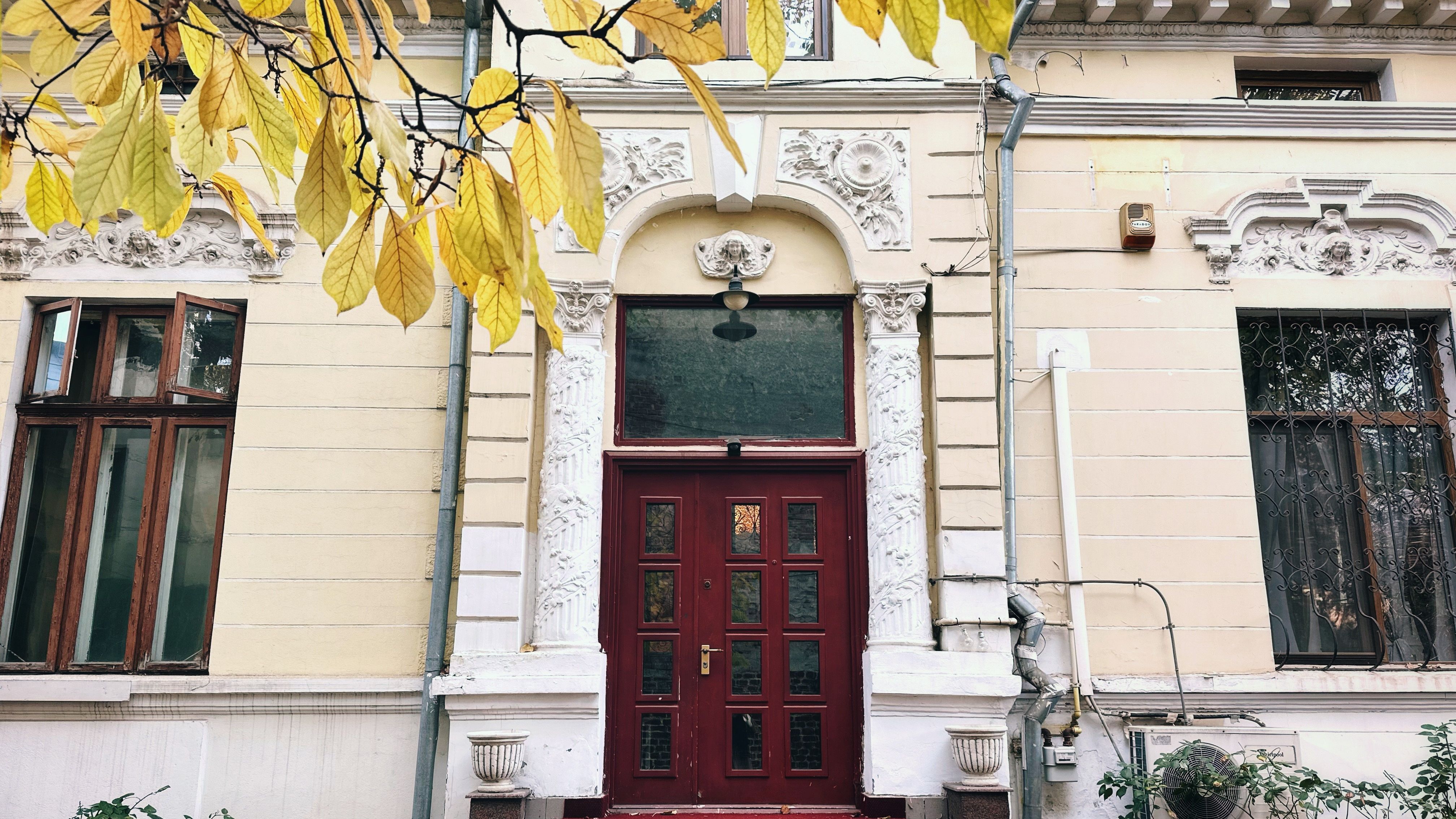 GALERIE FOTO | Vilă antebelică din centrul Capitalei aparținând unui fost maior de armată, scoasă la închiriat